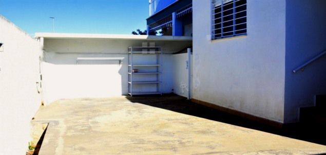 patio anterior con acceso a la vivienda